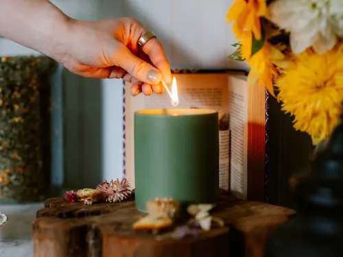 Groene kaars aangestoken — botanisch ritueel