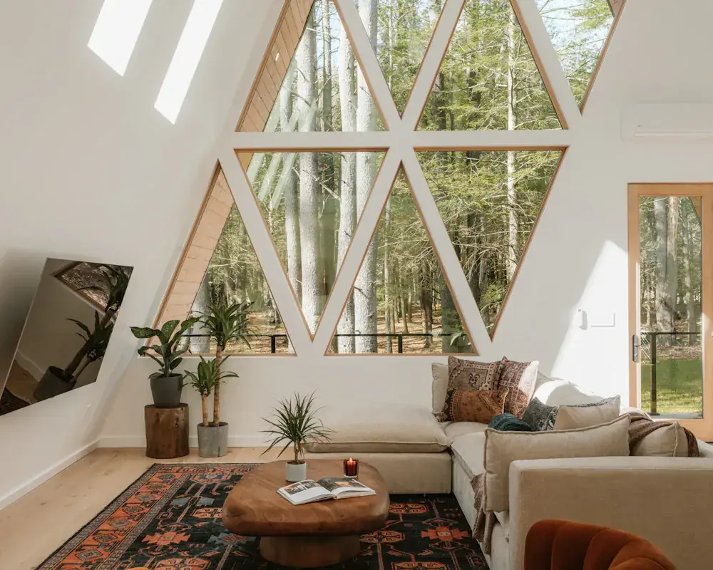 Moderne houten retraiteruimte met uitzicht op het bos