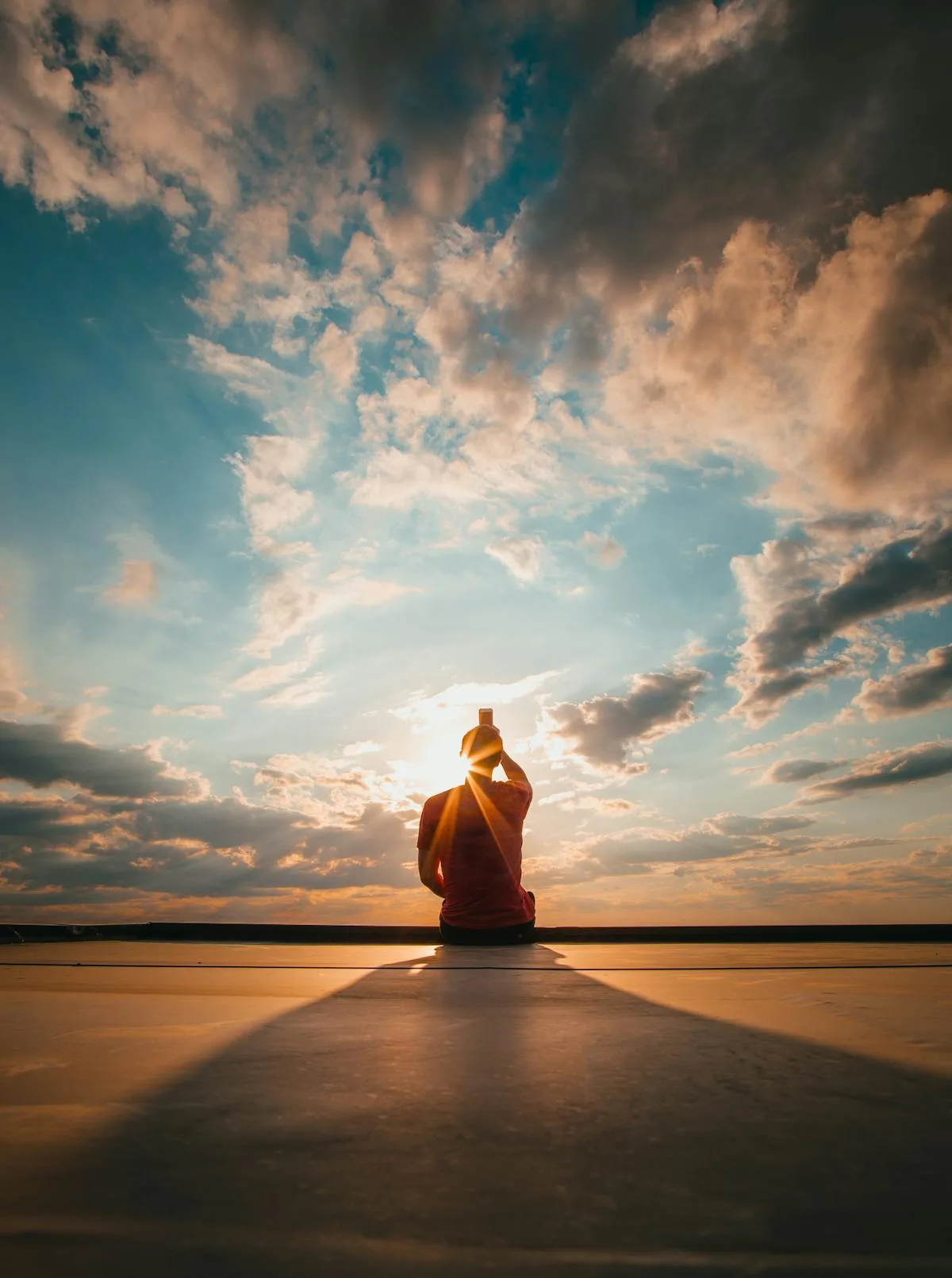 Persoon in meditatieve houding bij gouden uur — eerste ervaring